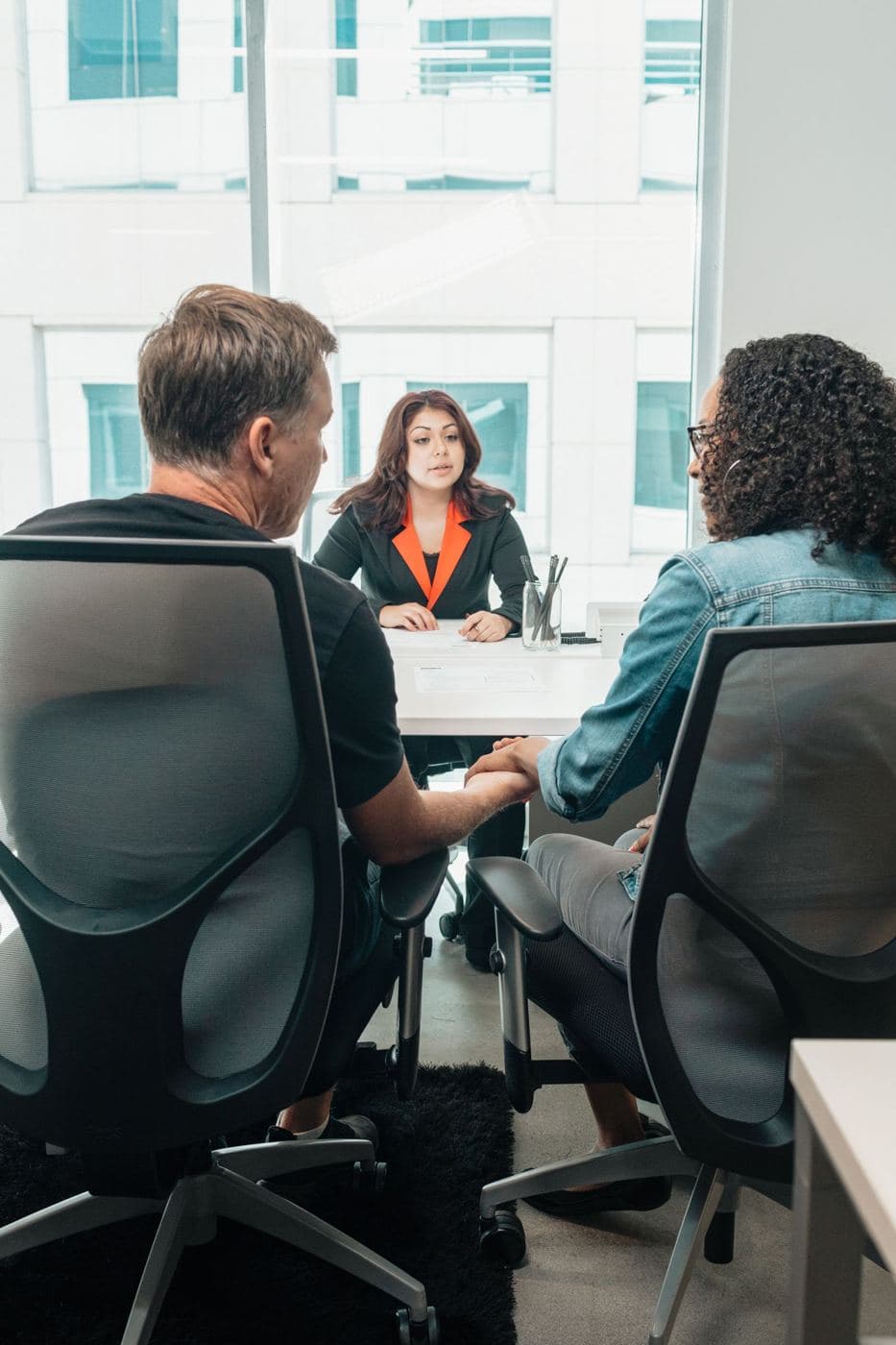 Una reunión de un gerente de ventas con dos personas de su equipo