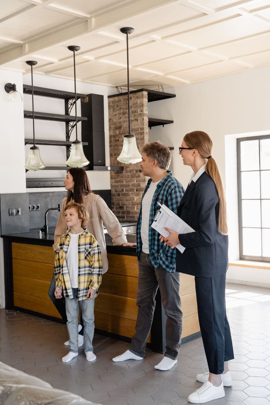 Un vendedor muestra una casa a una familia